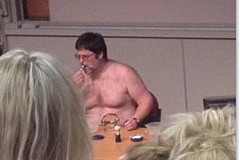(Vidéo) Il fait un striptease à ses élèves en plein cours (Vidéo) Il fait un striptease à ses élèves en plein cours