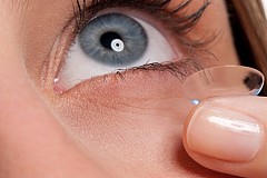 Lentilles non nettoyées : une étudiante devient aveugle Lentilles non nettoyées : une étudiante devient aveugle