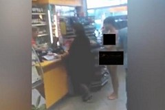 (vidéo) Cette femme totalement nue fait ses achats à une station-service et personne ne semble y prêter attention… 