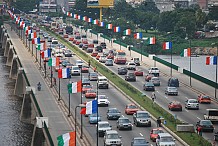 Parée aux couleurs françaises et ivoiriennes, la ville d'Abidjan attend Hollande 