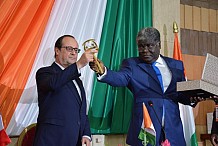 Visite officielle du président francais : Mambé élève Hollande au rang de citoyen d’honneur du District d’Abidjan
