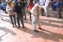 (Vidéo) Ce grand-père surprend tout le monde avec sa danse
