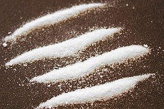 Elle se fait souffler de la cocaïne dans l’anus Elle se fait souffler de la cocaïne dans l’anus