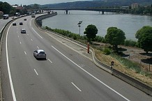 En retard à son travail, elle roule à vélo sur l'autoroute