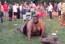 Chicago: Un obèse complètement drogué danse dans un festival 