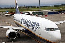 Ivre, un passager d'un vol Ryanair tente d'ouvrir la porte de l'avion en croyant que c'est celle des toilettes