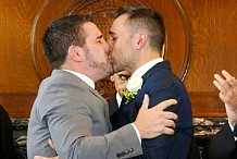 Un maire opposé au mariage gay célèbre l'union de son fils homosexuel