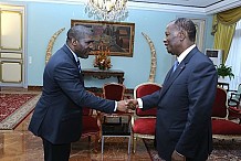 Le Président Ouattara reçoit le ministre gabonais de la Défense nationale en audience