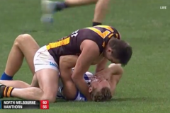 Un joueur de foot australien tente d’étrangler son adversaire en plein match