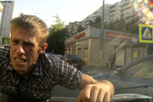 (vidéo) Russie: Un homme fou saute sur le capot d’une voiture 
