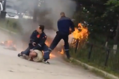 (Vidéo) Spectaculaire intervention pour empêcher un homme de s’immoler par le feu 