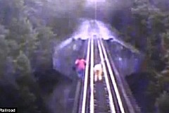 Vidéo: Elles passent sous un train et survivent Vidéo: Elles passent sous un train et survivent