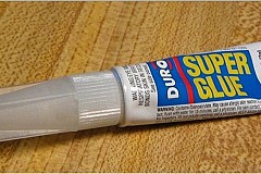Etats-Unis: Il confond son lubrifiant avec un tube de super glue, sa main reste collée à son pénis Etats-Unis: Il confond son lubrifiant avec un tube de super glue, sa main reste collée à son pénis