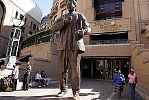 A Johannesburg, une femme nue rend hommage à la statue géante de Mandela