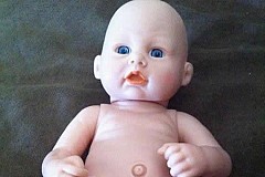Une poupée avec un pénis fait scandale Une poupée avec un pénis fait scandale