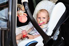 Belgique: Une mère laisse son bébé dans sa voiture au soleil et part manger au McDo Belgique: Une mère laisse son bébé dans sa voiture au soleil et part manger au McDo
