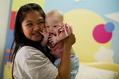 Thaïlande: “Je ne l’abandonnerai jamais”, promet la mère porteuse d’un bébé trisomique Thaïlande: “Je ne l’abandonnerai jamais”, promet la mère porteuse d’un bébé trisomique