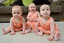 Les 3 petites filles sont des triplés parfaits: pour les distinguer les parents leur mettent du vernis à ongle de couleurs différentes