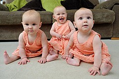 Les 3 petites filles sont des triplés parfaits: pour les distinguer les parents leur mettent du vernis à ongle de couleurs différentes Les 3 petites filles sont des triplés parfaits: pour les distinguer les parents leur mettent du vernis à ongle de couleurs différentes
