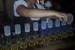 (vidéo) Cette serveuse a la technique pour faire les jägerbombs 