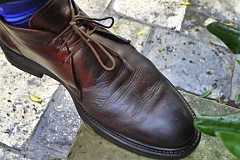 Braqué en pleine rue pour ses... chaussures Braqué en pleine rue pour ses... chaussures