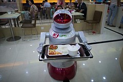 Chine: un resto futuriste où des robots servent les plats de cuistots androïdes
