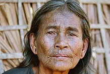 (Photos) Les visages tatoués des femmes du villages de Chin au Myanmar