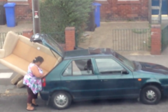 Une famille tente de faire entrer un gros canapé dans une toute petite voiture