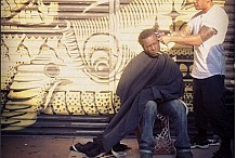 À New-York, un coiffeur coupe gratuitement les cheveux des sans-abris