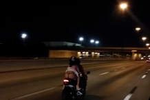 (Vidéo) Sexy: Une femme fait de la moto en jupe…
