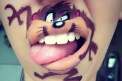 (photos) Elle dessine des personnages de dessins animés sur ses lèvres (photos) Elle dessine des personnages de dessins animés sur ses lèvres