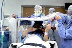 (Vidéo) Il joue du violon pendant son opération du cerveau (Vidéo) Il joue du violon pendant son opération du cerveau