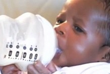(Vidéo) Trois jours après sa naissance, ce bébé sait déjà tenir son biberon