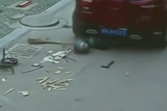 (vidéo) Chine: un petit garçon de 6 ans a survécu après avoir été écrasé par une voiture! 