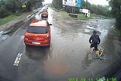 Il chute dans une immense flaque d'eau alors qu'il était en vélo