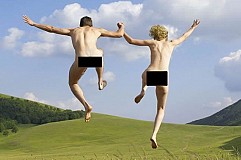 Ils font l'amour en public, les promeneurs appellent les gendarmes Ils font l'amour en public, les promeneurs appellent les gendarmes