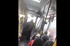 (Vidéo) Il pousse une femme enceinte hors de son bus