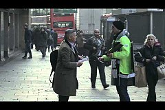 (Vidéo) Il se promène avec une pancarte (Vidéo) Il se promène avec une pancarte