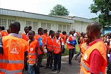 Des agents recenseurs manifestent devant la Présidence au Plateau 