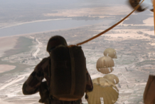 (Vidéo) Un parachutiste mexicain reste accroché à l’avion