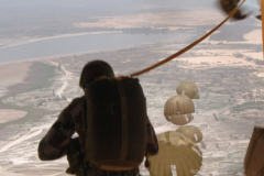 (Vidéo) Un parachutiste mexicain reste accroché à l’avion (Vidéo) Un parachutiste mexicain reste accroché à l’avion