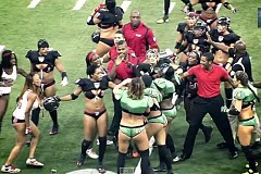 (Vidéo) Bagarre générale lors d’un match de football américain féminin en petites culottes (Vidéo) Bagarre générale lors d’un match de football américain féminin en petites culottes