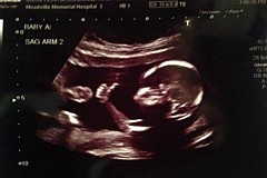 Etats-Unis: «Tout est OK» semble dire le bébé Etats-Unis: «Tout est OK» semble dire le bébé