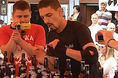 (Vidéo) Record du monde : Un Français parvient à décapsuler 2 000 bières en vingt minutes