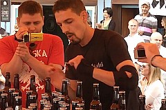 (Vidéo) Record du monde : Un Français parvient à décapsuler 2 000 bières en vingt minutes (Vidéo) Record du monde : Un Français parvient à décapsuler 2 000 bières en vingt minutes