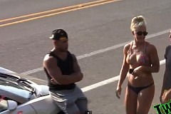 Il drague des passantes grâce à une Bugatti Veyron Il drague des passantes grâce à une Bugatti Veyron