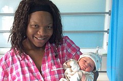 Une maman noire donne naissance à un bébé blanc Une maman noire donne naissance à un bébé blanc