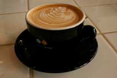 Il éjacule dans le café de sa collègue pour la séduire Il éjacule dans le café de sa collègue pour la séduire