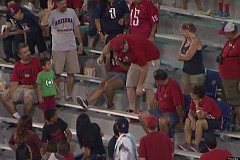(Vidéo) Lors d'un match de football américain, un homme casse l'ambiance en quelques secondes (Vidéo) Lors d'un match de football américain, un homme casse l'ambiance en quelques secondes