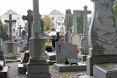 Rennes: Deux mamies se battent dans un cimetière Rennes: Deux mamies se battent dans un cimetière